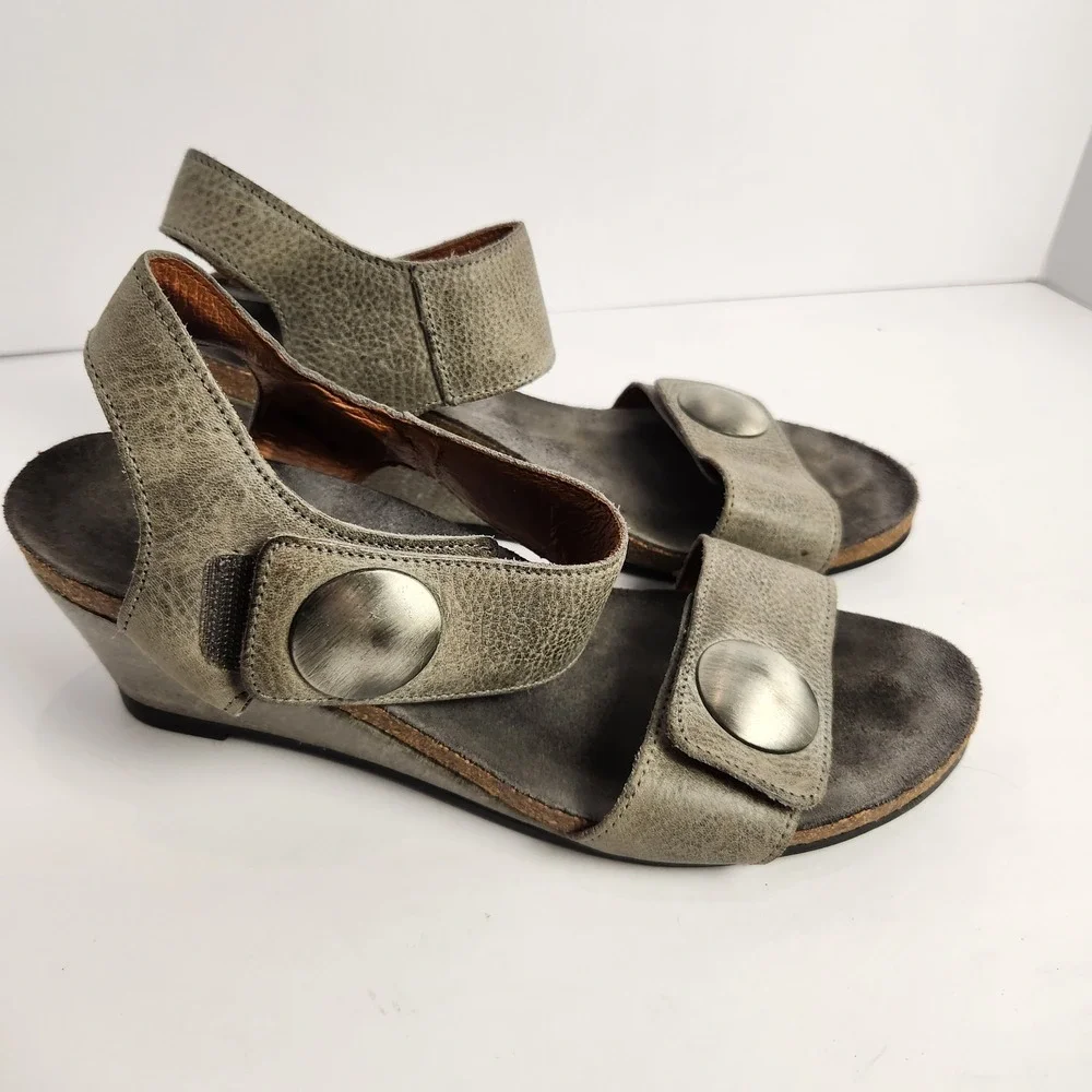 Taos Carousel 2 Wedge Heel Sandals Womens Size 8-8.5 Graphite Grey Leather Shoes